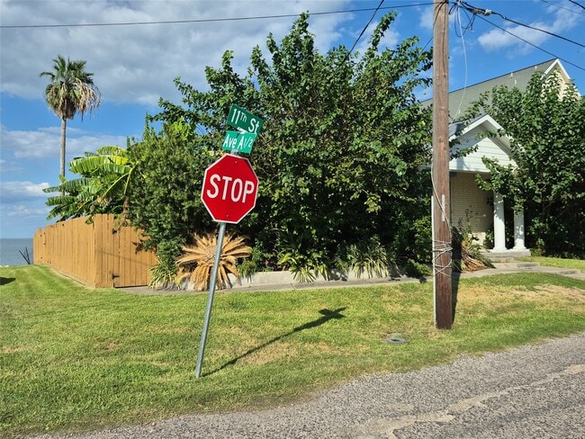 Building Photo - 402 1/2 Avenue A