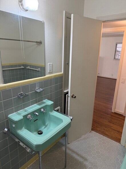 Building Photo - 4151 Hawthorne Ave