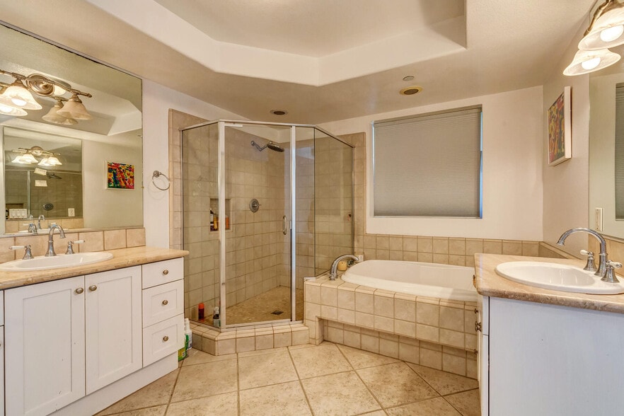 Master bathroom - 5831 Seawalk Dr