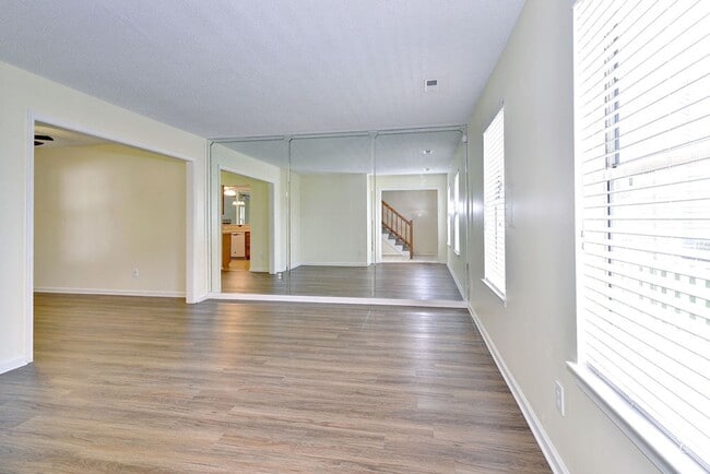 Building Photo - Convenient Coventry Home