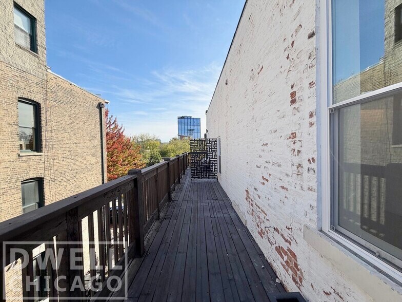 Building Photo - 452 N Racine Ave