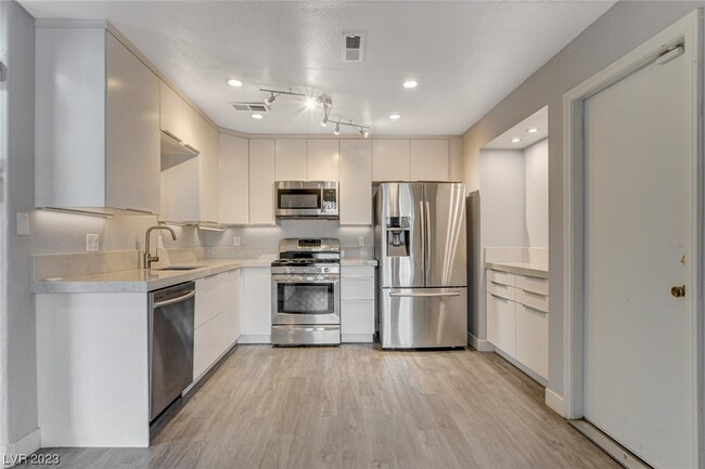 Building Photo - 3928 N Cobble Creek Ct