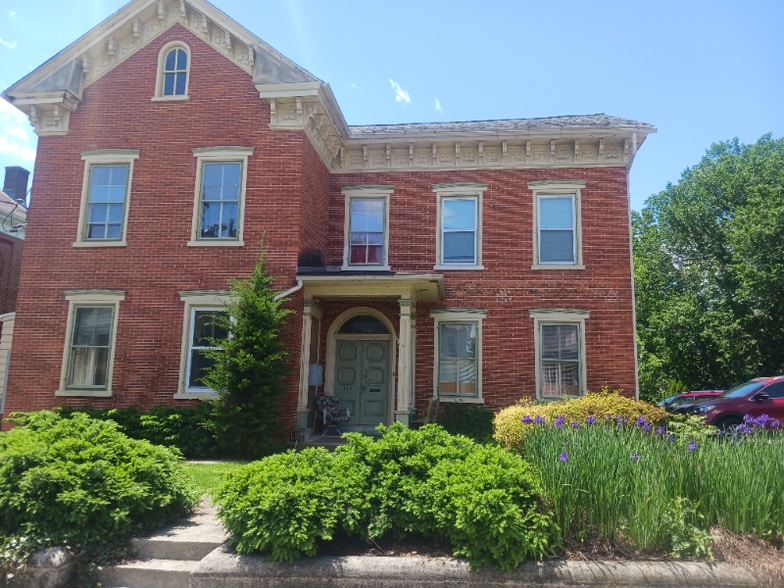 Primary Photo - 323 N George St