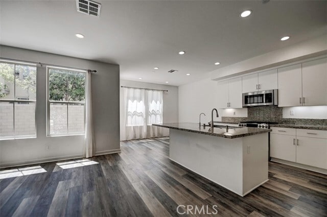 Building Photo - 39 Prominence
