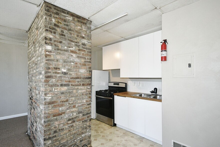 Building Photo - 1606 Bingham St