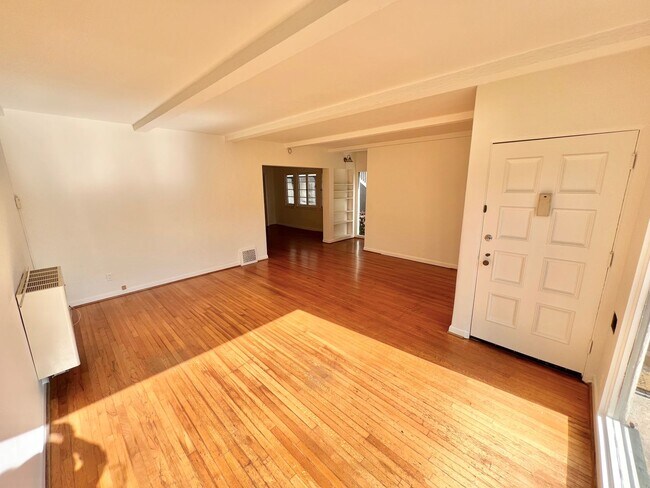 Building Photo - Charming Belmont Shore 2BD/1BA in Spanish-Style Duplex | Garage Included