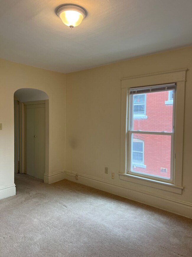 Building Photo - Two Bedroom apartment near engineering and...