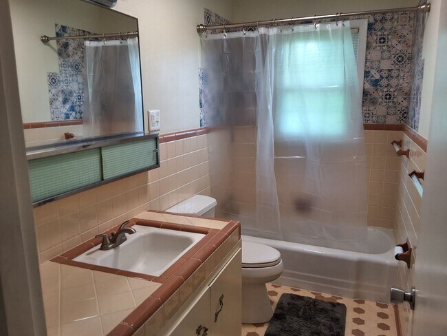 Building Photo - Beautiful 3 Bed, 2 Bath with walk out fini...