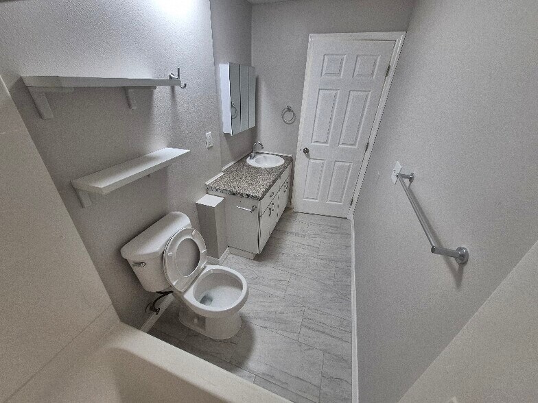 Building Photo - 13095 Linden Dr