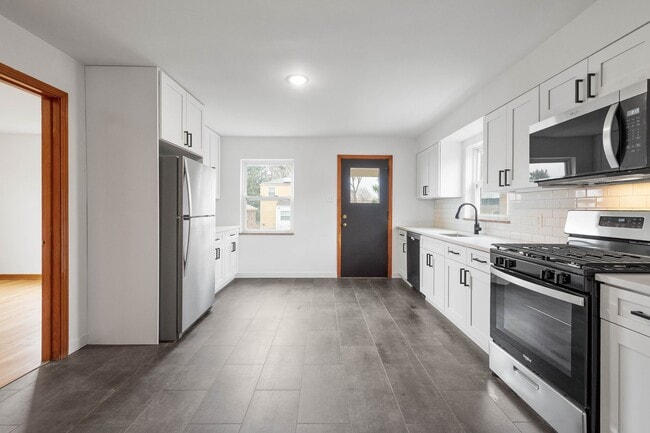 Building Photo - Don’t miss this! Beautifully RENOVATED 3 bedroom in Stowe!!