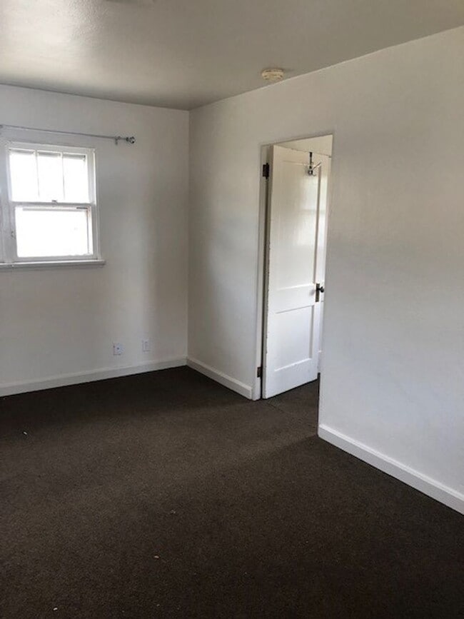 Building Photo - 417 S 2nd St