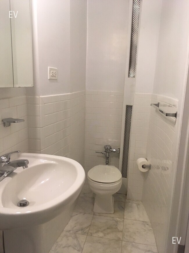 Building Photo - 37 E 65th St