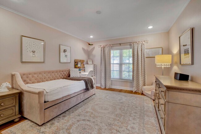 Building Photo - Beautiful 4 Bedroom 3 Bath Lower Riviera C...