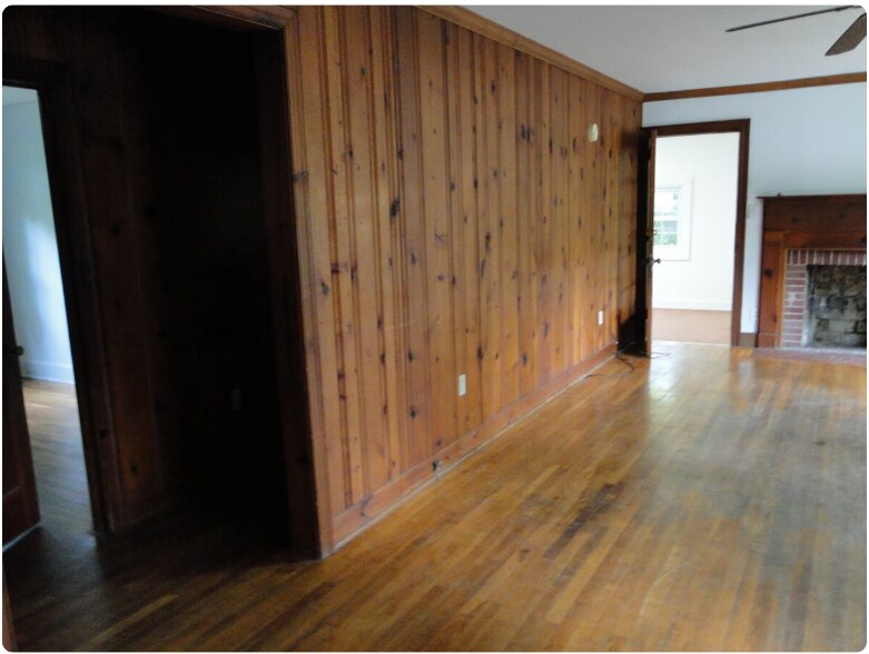Building Photo - 106 Pine St