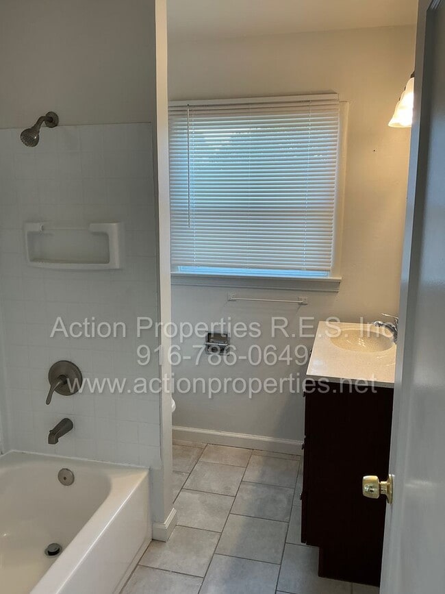 Building Photo - Close to Freeway, Shopping Single Story 2 Bedroom 1 Bath Large yard 1 Car Garage Drought Resistan...