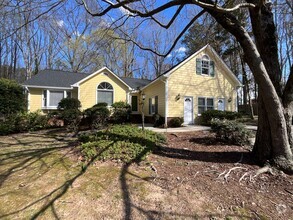 Building Photo - 4 bed, 2 bath house w/ New Roof located in...