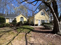 Building Photo - 4 bed, 2 bath house w/ New Roof located in...