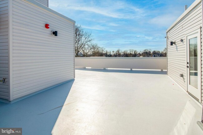 Building Photo - 6211 Woodbine Ave