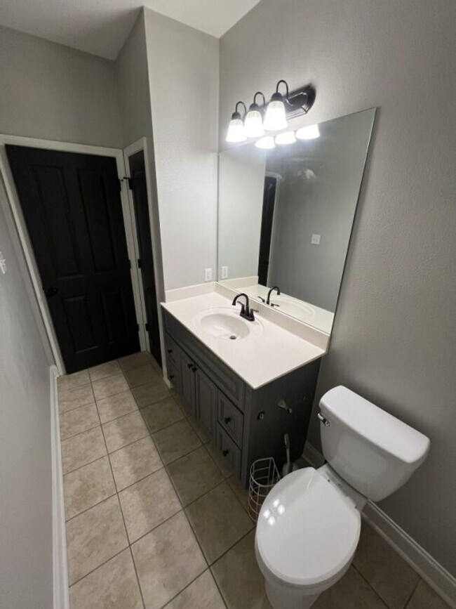 Building Photo - Must See! 2 BR 2 BA condominium located in coveted Juban Courts