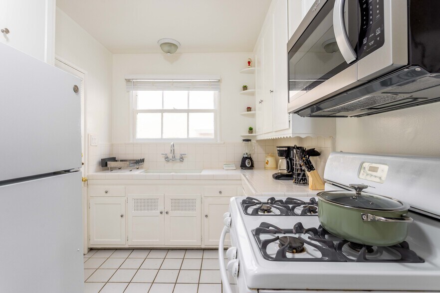 Kitchen - 1290 Devon Ave