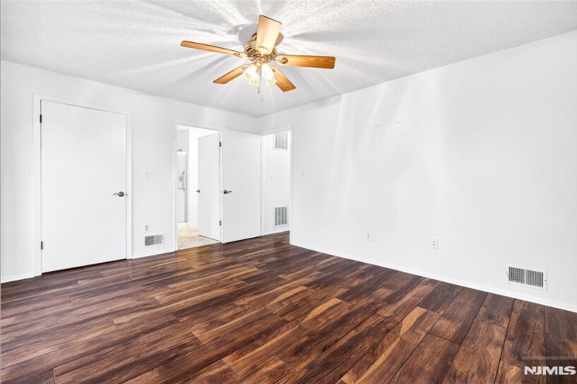 Building Photo - 556 Holly Ct