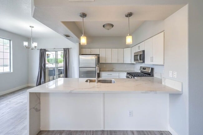 Building Photo - First-Floor 3BR/2BA Gated Condo with Resor...