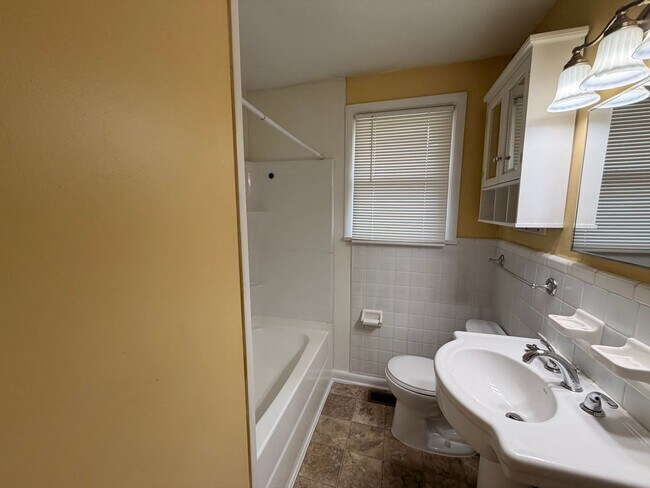 Building Photo - Available Immediately! 3 Bedroom 1 Bath + Bonus & Screened in Porch