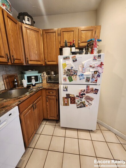 Building Photo - 208 Kelton St