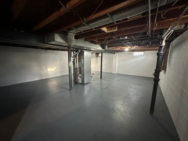 Building Photo - Remodeled 3 bed, 1 bath home for rent in Northeast Waterloo