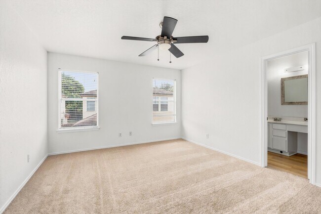 Building Photo - Freshly Painted 3 bedroom home!