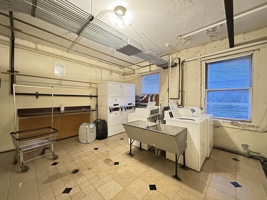 Building Photo - 4632 N Paulina St