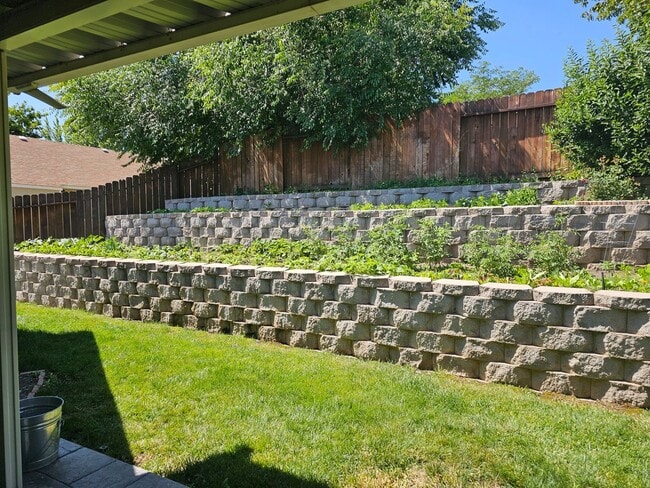 Building Photo - Southwest Reno Hidden Gem - Stunning Back ...