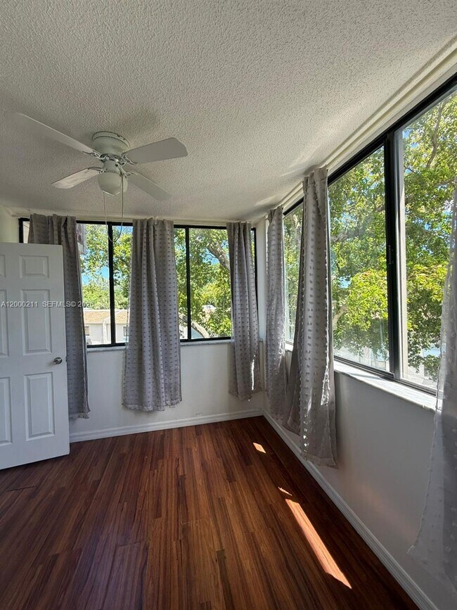 Building Photo - 4222 Inverrary Blvd