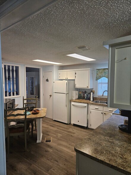 Building Photo - 3908 Lemonwood Dr N