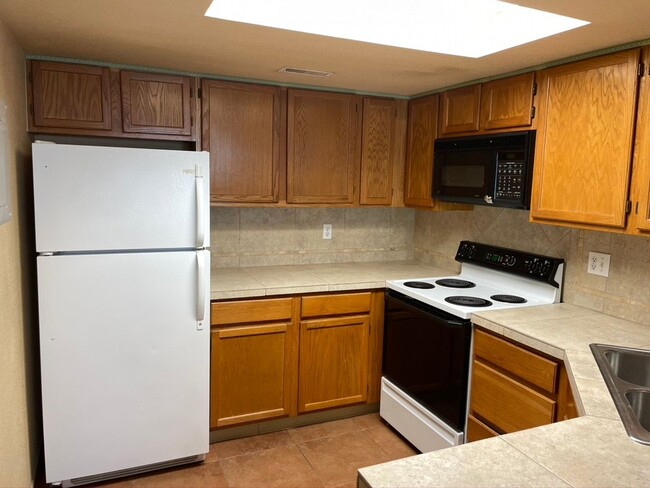 Building Photo - Spacious & Unique 3BD/2BA Townhome w/ Gara...