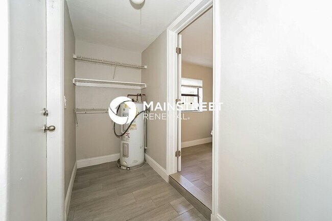 Building Photo - 2 Bedroom Pet-Friendly Home in Oakland Park, FL with Main Street Renewal