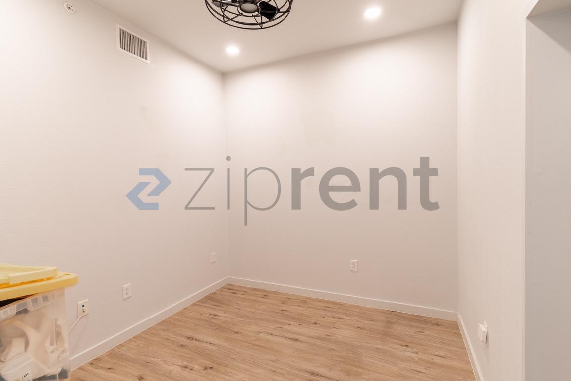 Building Photo - Unit 302