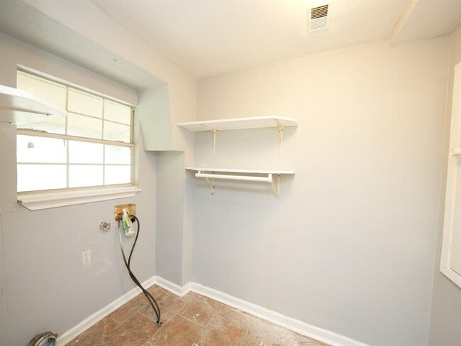Building Photo - 625 Waugh Way