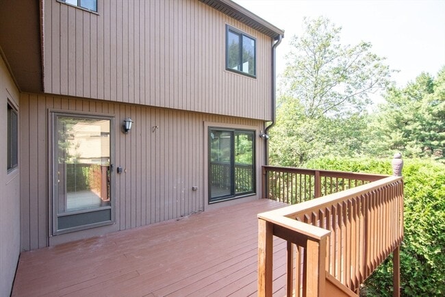 Building Photo - 10 E Bluff Rd