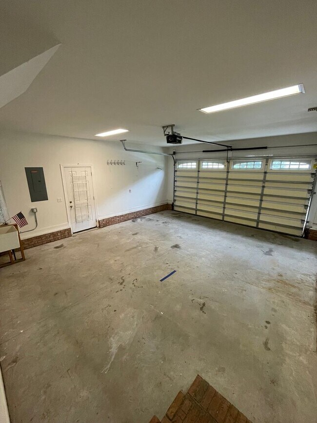 Building Photo - Move-In Incentive - $200 off first month's rent