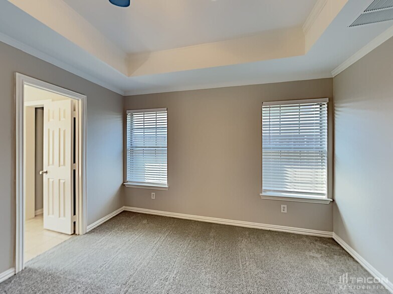 Building Photo - 310 Southlake Dr