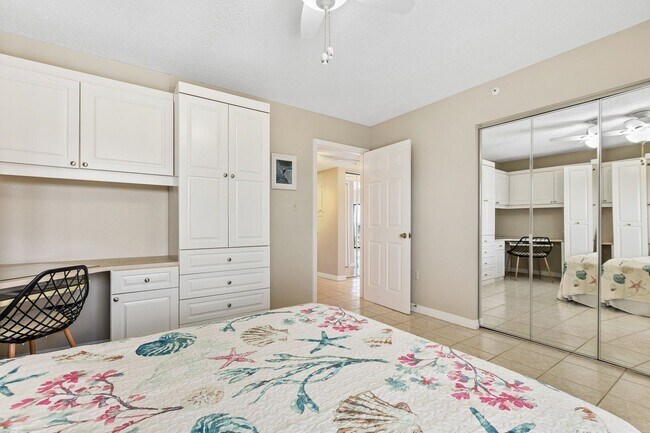 Building Photo - Fully Furnished Beautiful 2 Bedroom Seascape Towers Oceanfront Condo