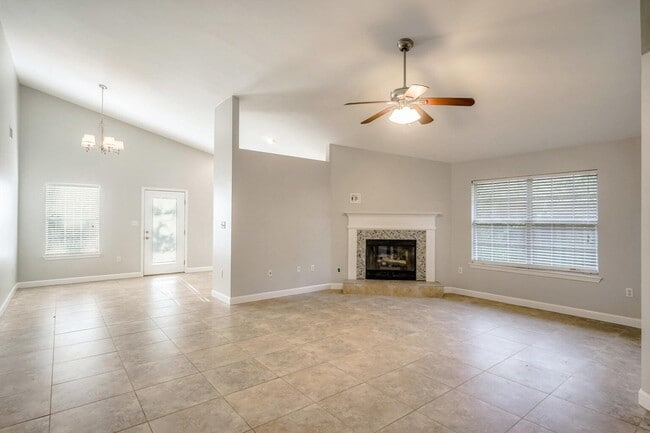 Building Photo - 349 Louise Cir