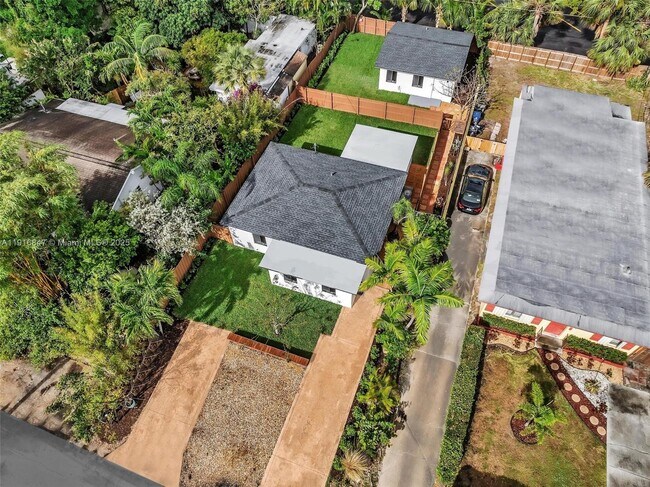 Building Photo - 1123 NE 1st Ave.