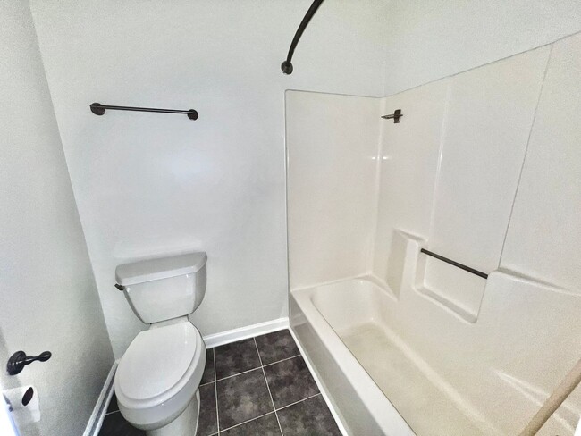 Building Photo - Gorgeous Condo right off Shore Dr, a stree...