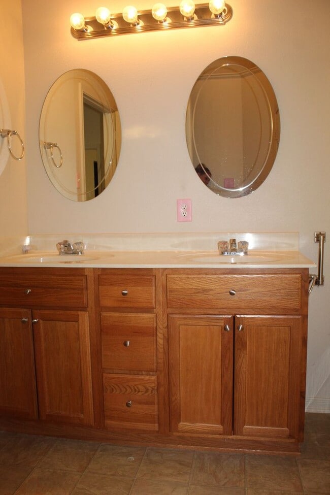 Building Photo - 4 BEDROOM, EASY COMMUTE