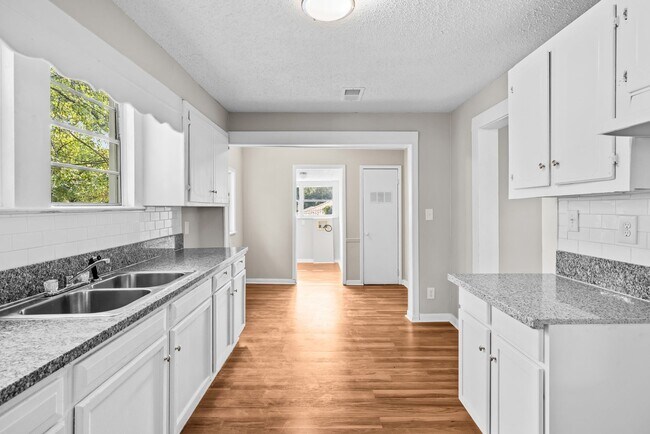 Building Photo - Newly Renovated 3 Bedroom 2 Bathroom Home