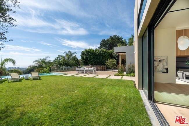 Building Photo - 2501 Banyan Dr