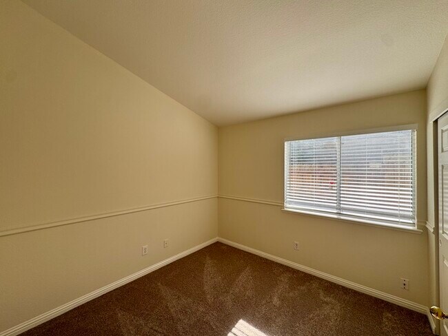 Building Photo - Spacious 3BD/2BA Home with 2-Car Garage in Desirable Antelope
