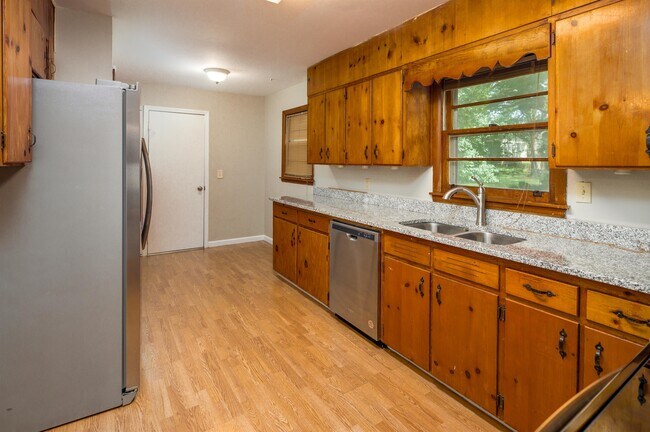 Building Photo - 2004 Rosewood Dr NW